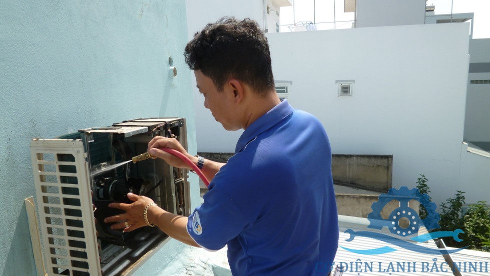 thợ bảo dưỡng điều hòa chuyên nghiệp tại vĩnh phúc