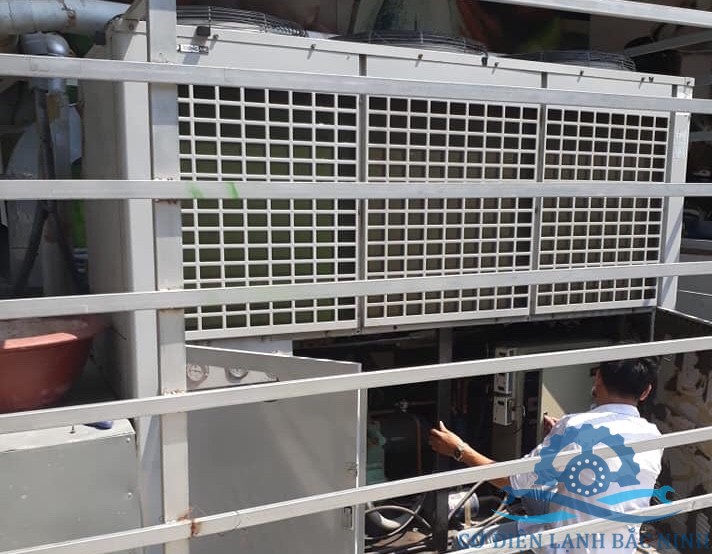 nhân viên kiểm tra sửa chữa thay dầu máy nén kho lạnh